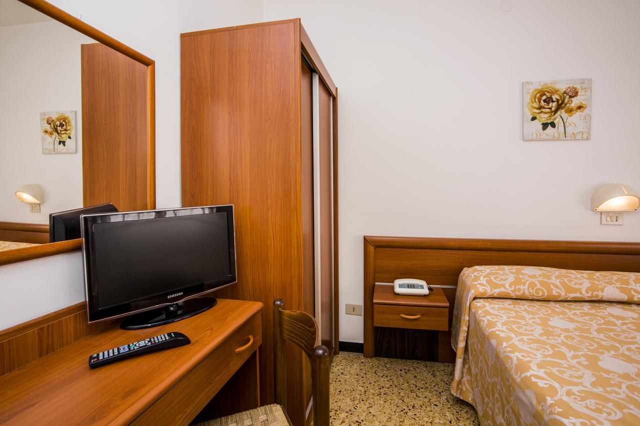B&B Hotel Costa Azzurra 스포토르노 외부 사진
